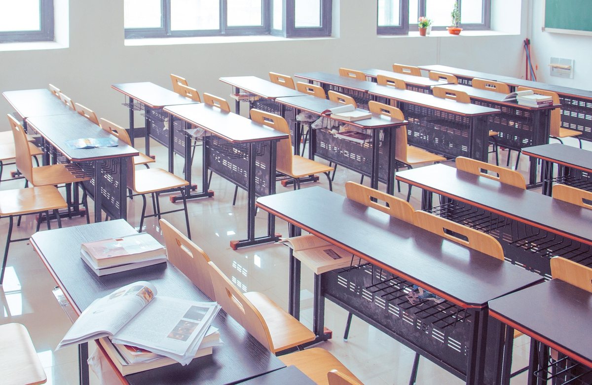 Ein helles Klassenzimmer mit Einzeltischen
